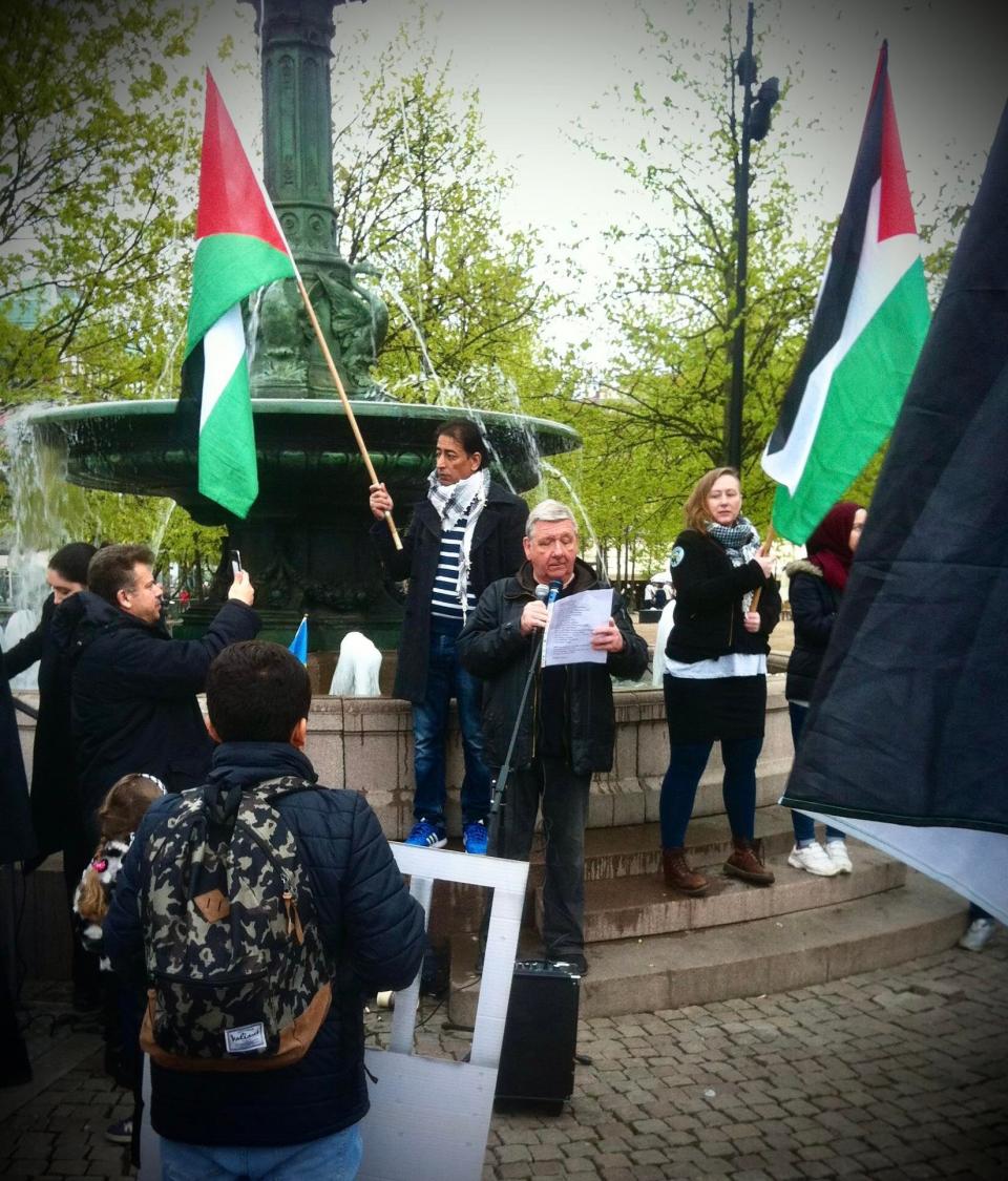 Anders Lönnbro talar på manifestation för Palestina 13 maj 2017.